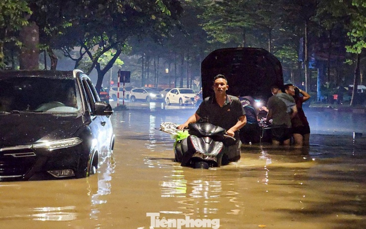 La liệt ôtô ngập nước trên đường phố Hà Nội, cứu hộ khẩn cấp xuyên đêm - 2