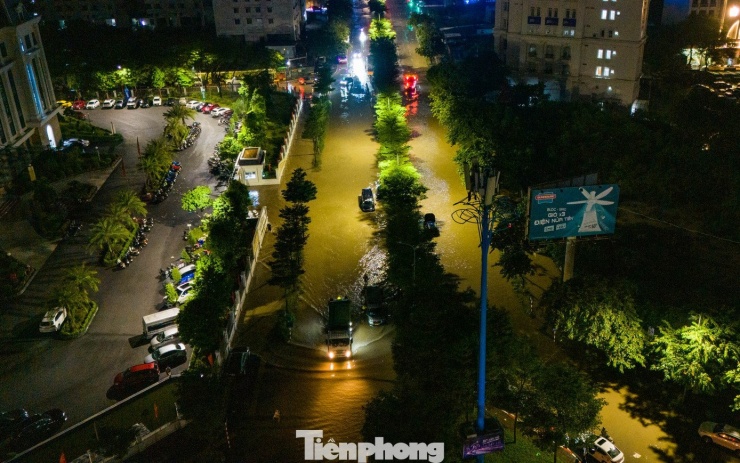 La liệt ôtô ngập nước trên đường phố Hà Nội, cứu hộ khẩn cấp xuyên đêm - 1