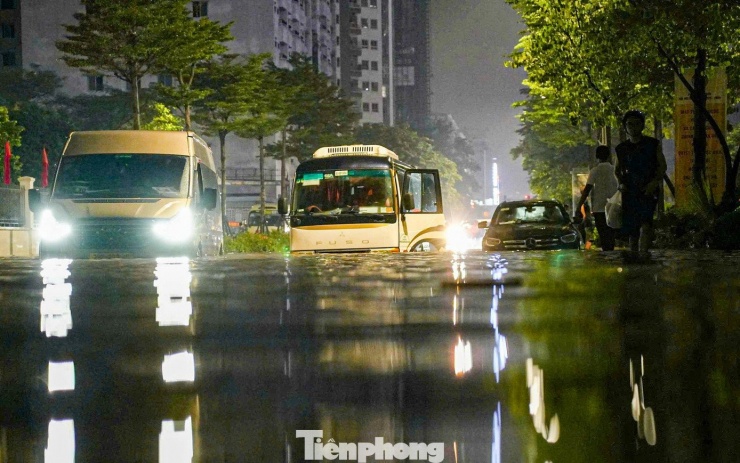 La liệt ôtô ngập nước trên đường phố Hà Nội, cứu hộ khẩn cấp xuyên đêm - 5