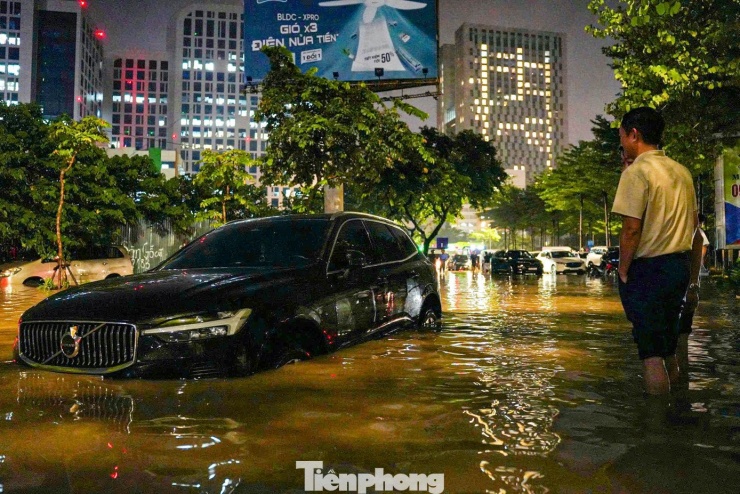 La liệt ôtô ngập nước trên đường phố Hà Nội, cứu hộ khẩn cấp xuyên đêm - 7