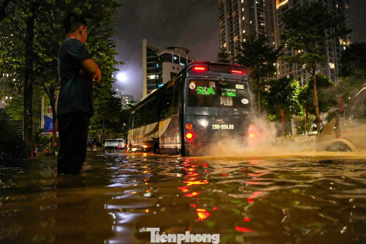 La liệt ôtô ngập nước trên đường phố Hà Nội, cứu hộ khẩn cấp xuyên đêm - 6