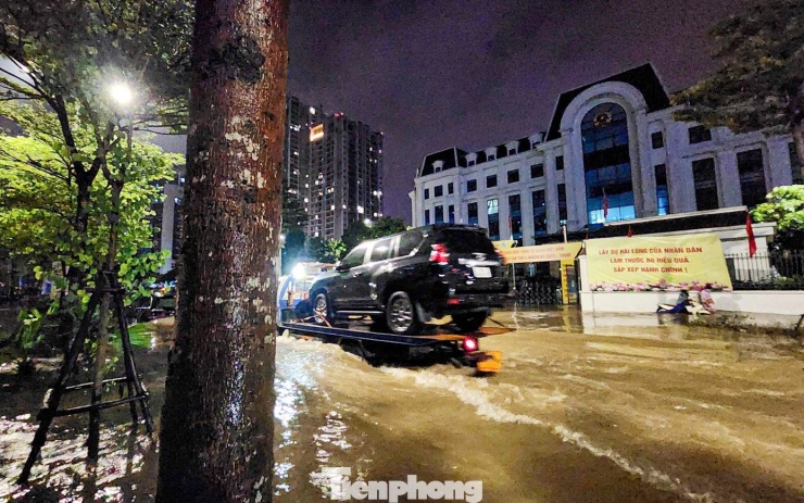La liệt ôtô ngập nước trên đường phố Hà Nội, cứu hộ khẩn cấp xuyên đêm - 9