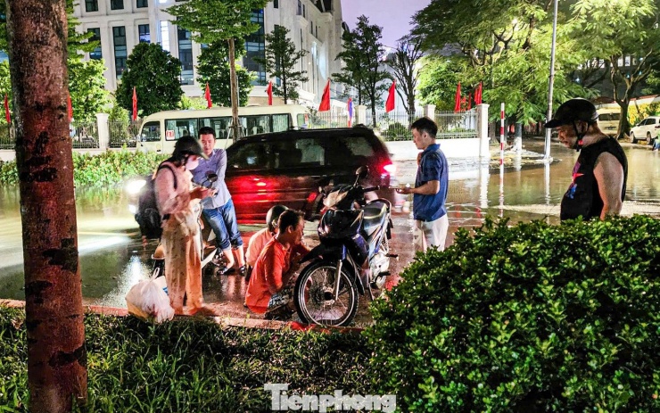 La liệt ôtô ngập nước trên đường phố Hà Nội, cứu hộ khẩn cấp xuyên đêm - 12