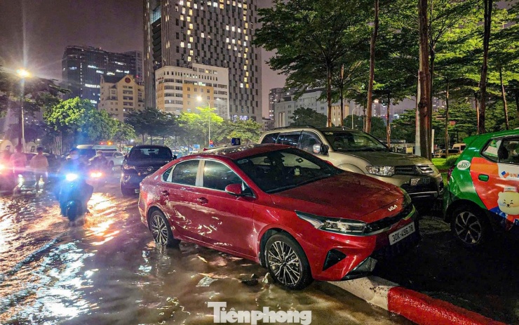 La liệt ôtô ngập nước trên đường phố Hà Nội, cứu hộ khẩn cấp xuyên đêm - 14