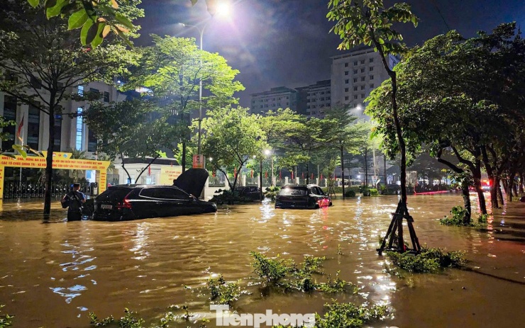 La liệt ôtô ngập nước trên đường phố Hà Nội, cứu hộ khẩn cấp xuyên đêm - 15
