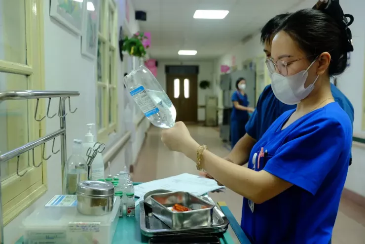 Cử tri đề xuất miễn, giảm học phí cho sinh viên ngành y. Ảnh minh hoạ: TT