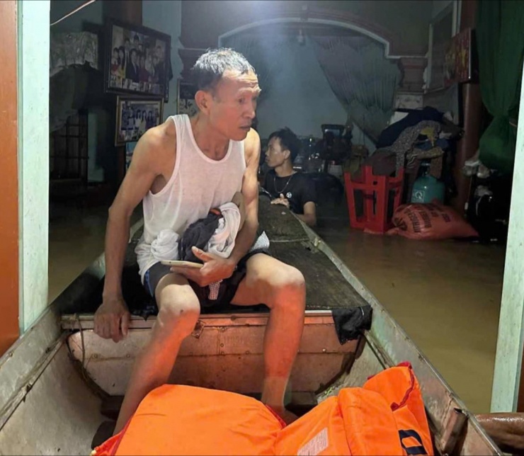 Sơ tán người dân trong đêm ở tỉnh Nghệ An. Ảnh: CTV