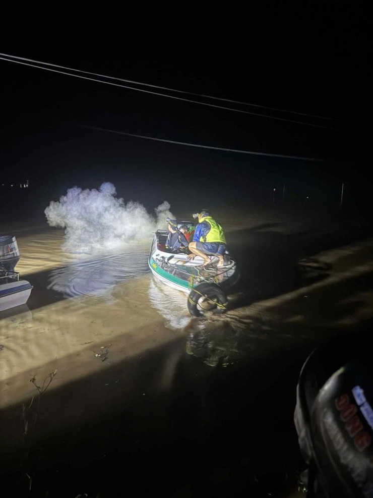 Thuyền cứu hộ hoạt động xuyên đêm 30/9. Ảnh: CTV