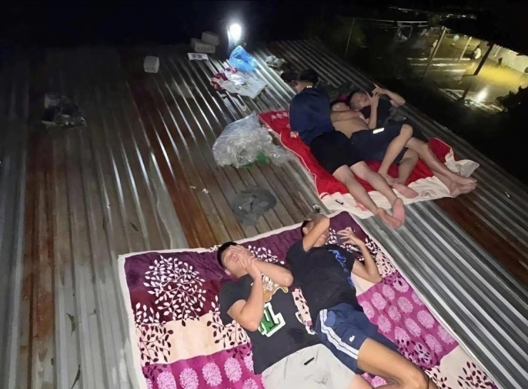 Hình ảnh người dân ở huyện Tân Kỳ (cũ) ngủ trên nóc nhà do nước ngập. Ảnh: CTV