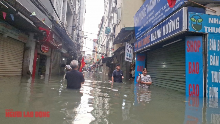 Ngập tại tổ dân phố số 2, phường Từ Liêm, TP Hà Nội (khu vực làng Phú Đô cũ) sáng 1-10. Ảnh: Văn Duẩn