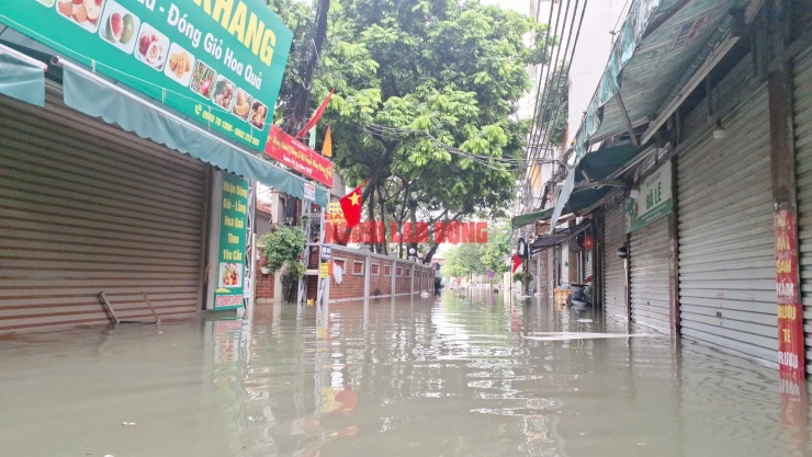 VIDEO: Sáng nay nhiều điểm tại Hà Nội vẫn ngập nặng, người dân lội nước đến thắt lưng - 2