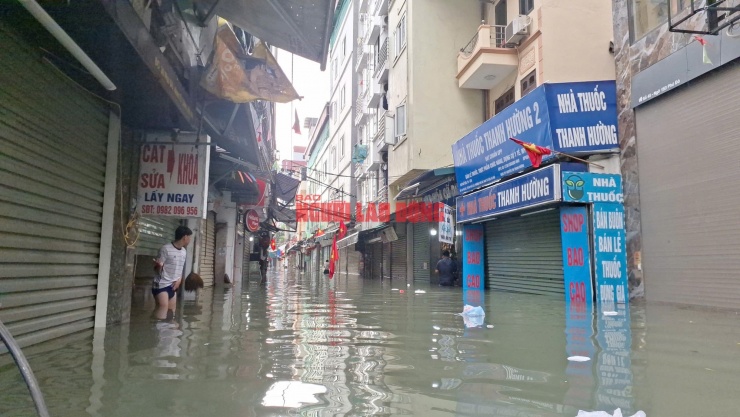 VIDEO: Sáng nay nhiều điểm tại Hà Nội vẫn ngập nặng, người dân lội nước đến thắt lưng - 3