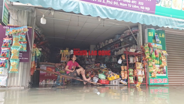 VIDEO: Sáng nay nhiều điểm tại Hà Nội vẫn ngập nặng, người dân lội nước đến thắt lưng - 5