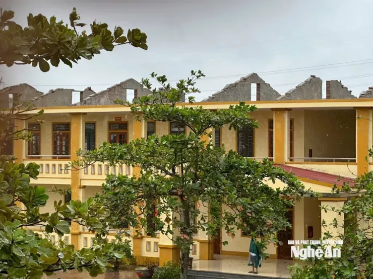 Phần mái dãy nhà làm việc và phòng chức năng của Trường Tiểu học Đà Sơn, Nghệ An bị hư hỏng nặng sau bão số 10. Ảnh: BÁO VÀ PHÁT THANH TRUYỀN HÌNH NGHỆ AN