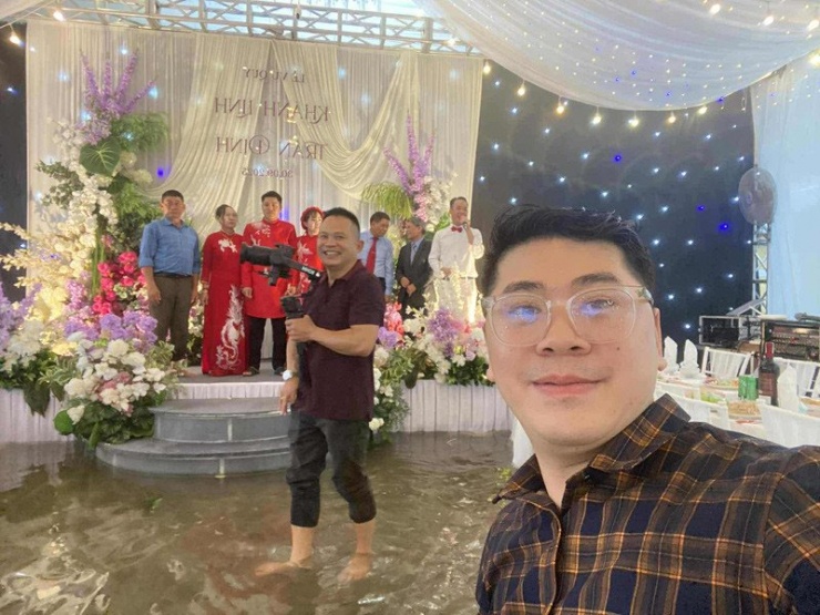 Bên trong rạp cưới nhà gái cũng bị ngập 
