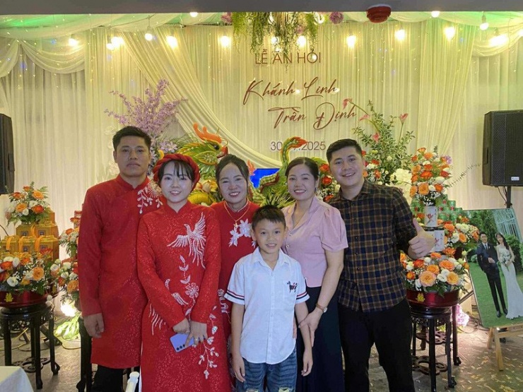 Cô dâu, chú rể đã có kỷ niệm khó quên khi tổ chức đám cưới vào ngày mưa ngập 