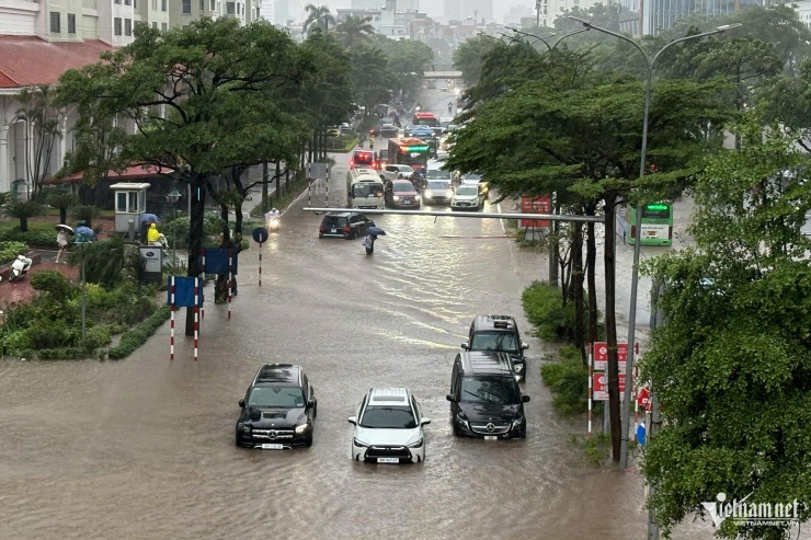 Hoàn lưu bão số 10 Bualoi gây mưa lớn cho khu vực Hà Nội ngày 30/9, ngập úng diễn ra ở nhiều tuyến đường. Ảnh: VNN