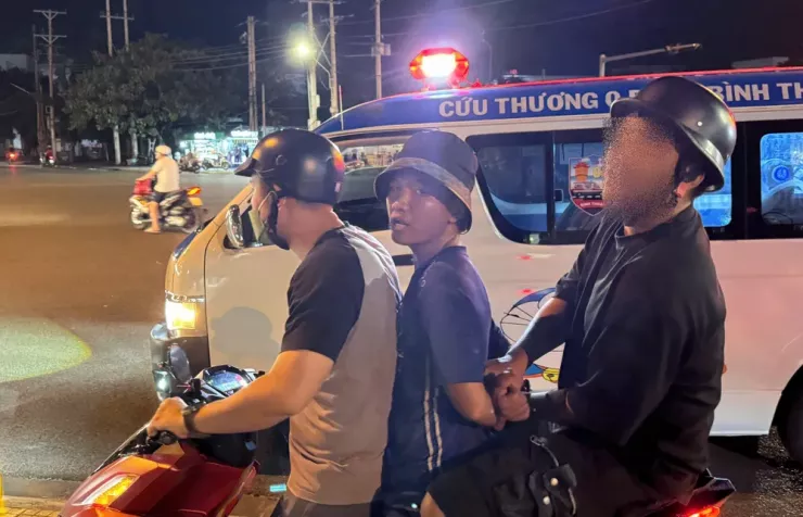 Đại úy Hoàng Nam Giang (cầm lái) cùng người dân đưa nghi phạm về trụ sở Công an.