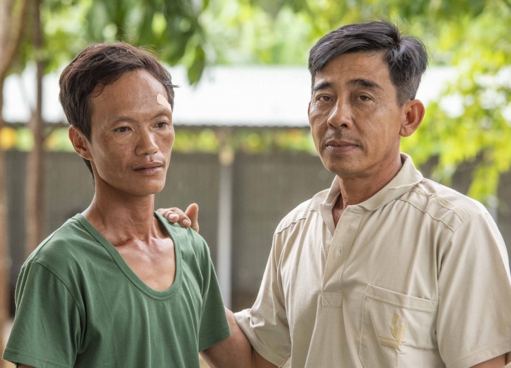 Thuyền trưởng Lăng Phước Hải (bên phải) từng sống sót qua bão Linda năm 1997. Ảnh: Lê Văn Chương