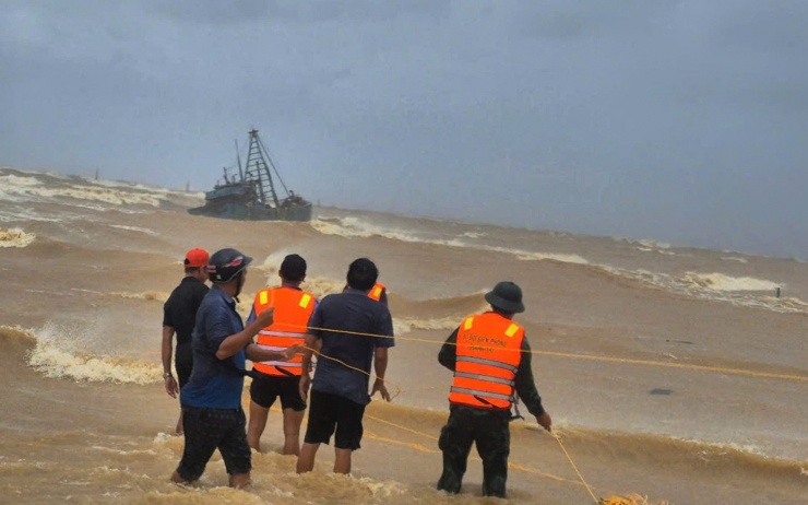 Hiện trường tàu cá bị chìm tại Cửa Việt vào sáng 28/9/2025. Ảnh: Lê Văn Chương