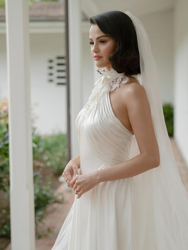 Trên Instagram ngày 30/9, Selena Gomez chia sẻ nhiều ảnh cưới, thu hút hàng triệu lượt thích và lời chúc mừng từ người hâm mộ. Cô cũng đăng cận cảnh ba bộ váy của Ralph Lauren diện trong hôn lễ. Nhiều fan nhận xét Selena trông như minh tinh thập niên 1950 khi để kiểu tóc rẽ ngôi lệch, mặc đầm cổ yếm và đội khăn voan.