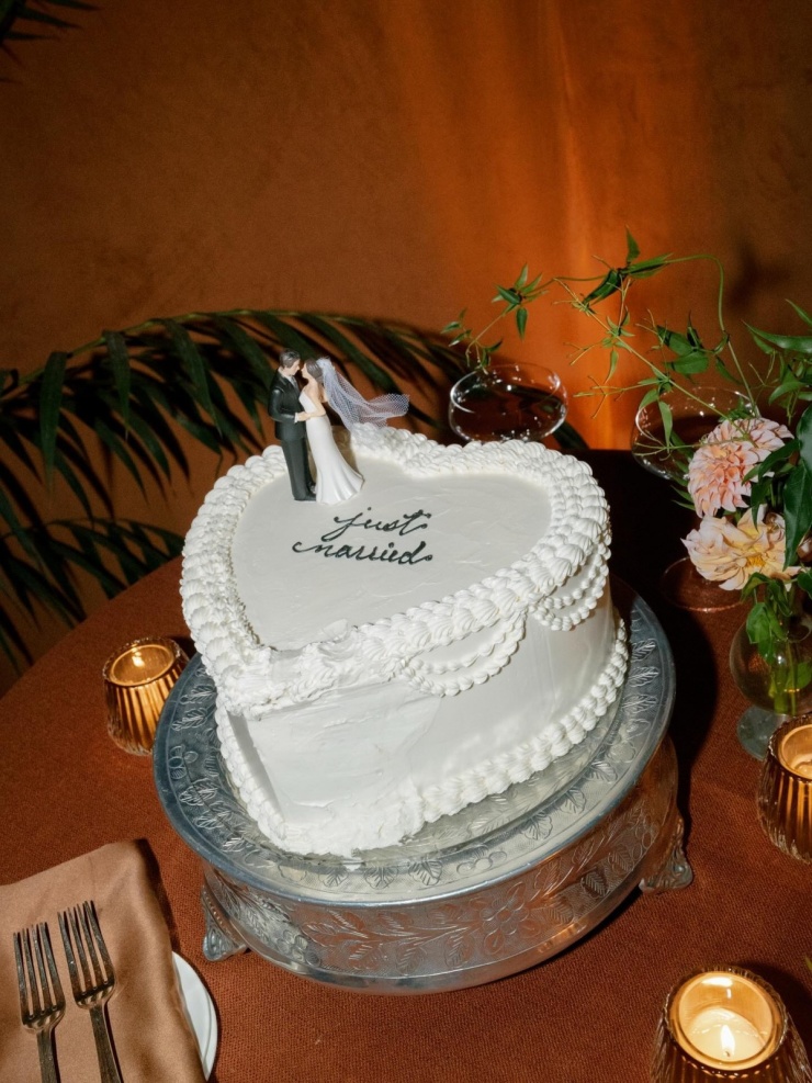 Bánh hình trái tim với dòng chữ "Just Married" (Mới cưới) và tượng cô dâu chú rể.