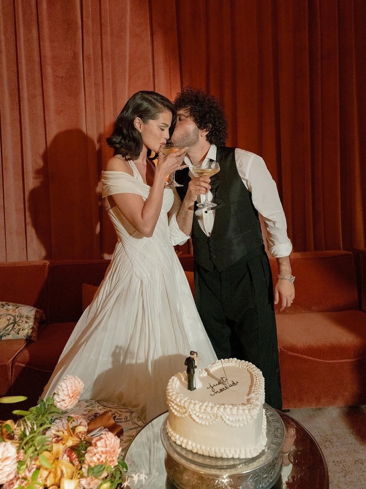 Hôn lễ của Selena Gomez và nhà sản xuất Benny Blanco diễn ra ngày 27/9 tại đồn điền tư nhân Sea Crest Nursery thuộc thành phố Santa Barbara, California. Ngoài các thành viên trong gia đình, cả hai mời nhiều nghệ sĩ là bạn bè thân thiết như Taylor Swift, Ed Sheeran, Paris Hilton, SZA, Camila Cabello, Cara Delevingne.