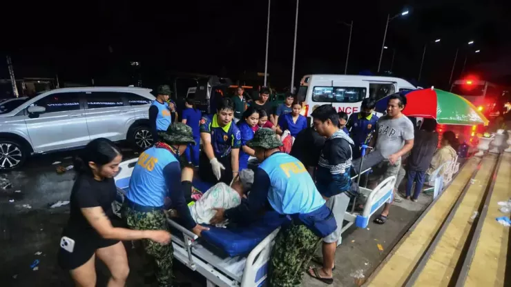 Công tác cứu hộ vẫn đang diễn ra tại TP Bogo sau trận động đất ở Philippines tối 30-9. Ảnh: AFP