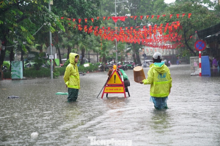 Mưa ngập trên phố Phùng Hưng, phường Hoàn Kiếm chiều 30/9