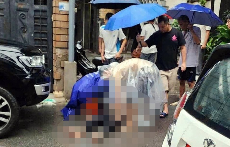 Người đàn ông ở Hà Nội ngã giữa đường nghi do điện giật: Nạn nhân đã tử vong - 1