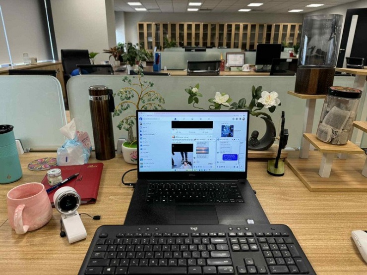 Dân công sở ngủ lại công ty trong đêm Hà Nội ngập lụt 