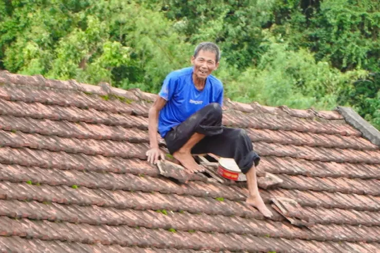 Nước dâng cao, người dân ở xã Tân Kỳ (tỉnh Nghệ An) ngồi trên mái nhà.