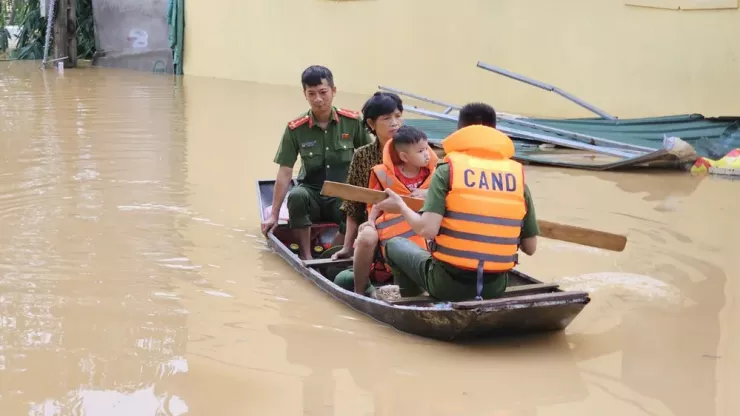 Sáng 1-10, nước lũ ở xã Anh Sơn, tỉnh Nghệ An tiếp tục dâng cao, Công an xã Anh Sơn đang hỗ trợ, đưa người dân đi sơ tán.