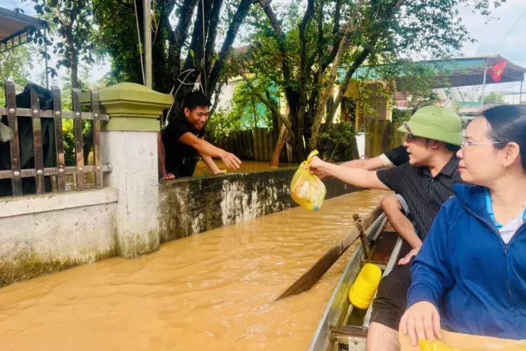 Cán bộ xã Anh Sơn đi cứu trợ, trao mì tôm, nước uống cho người dân.