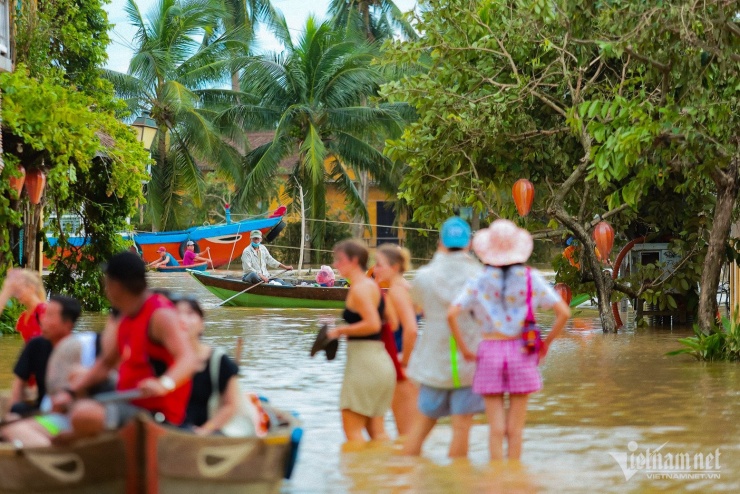 Du khách lội nước trên đường phố Hội An sau khi bão Noru đổ bộ cuối tháng 9/2022. Ảnh minh họa: Nguyễn Xuân Anh