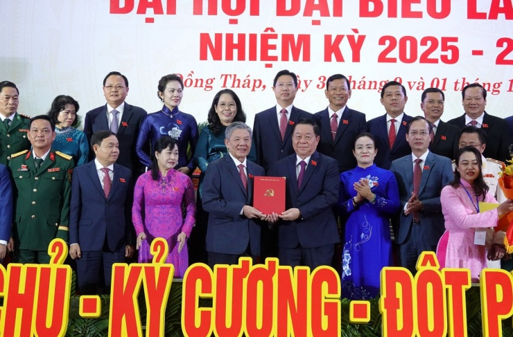 Ông Nguyễn Trọng Nghĩa, Trưởng Ban Tuyên giáo và Dân vận Trung ương trao quyết định của Bộ chính trị chỉ định ông Ngô Chí Cường làm Bí thư Tỉnh ủy Đồng Tháp, nhiệm kỳ 2025 – 2030.