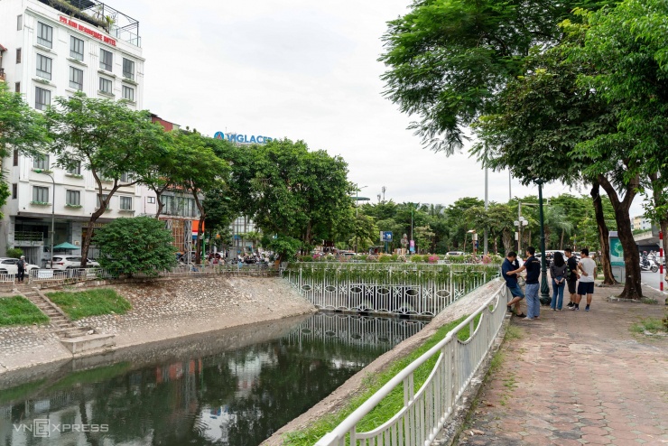 Nhiều hạng mục mới sẽ hình thành gồm: cây xanh, sân đường, vỉa hè và quảng trường, tường kè chắn bồn cây, đường dạo ven sông, hệ thống bậc, bãi đỗ xe, sân chơi, sân thể thao, đường cho người đi bộ...