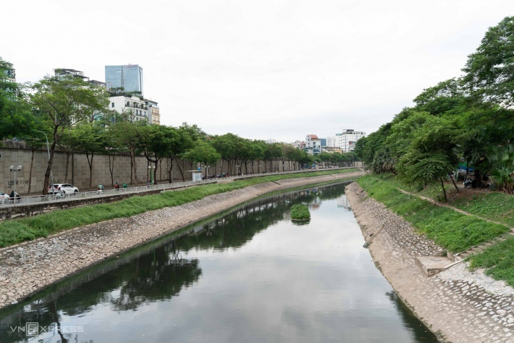 Một chiếc cầu bắc ngang sông lấy ý tưởng từ cầu có mái tại chùa Thầy, thuộc huyện Quốc Oai cũ. Dự kiến đường cảnh quan chạy dọc tuyến sông sẽ được cải tạo, cao hơn mực nước trung bình của sông 1,02 m.