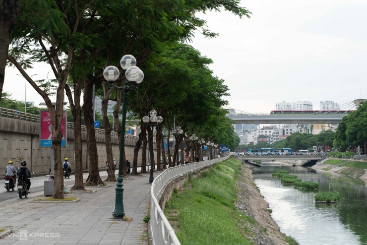 Giao lộ Cầu Giấy - đường Láng là điểm kết nối trung tâm của hai tuyến vành đai 1 và vành đai 2, đồng thời có tuyến đường sắt đô thị trên cao, tạo nên khu vực sầm uất với mật độ dân cư lớn.
