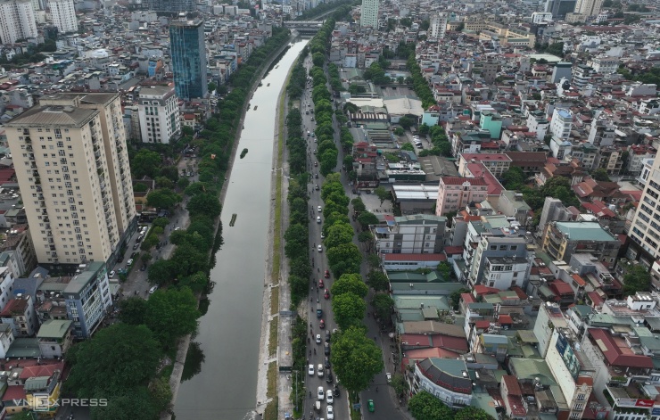 Một cây cầu dành riêng cho người và xe đạp, bên cạnh những trạm dừng nghỉ có mái. Công trình lấy cảm hứng từ các nan quạt của làng nghề làm quạt Chàng Sơn (Tây Sơn, Hà Nội). Ảnh: Thanh Hải