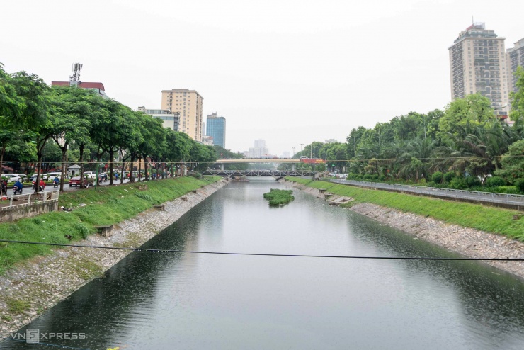 Đoạn sông thuộc phân khu giải trí và thể thao được bao bọc bởi thảm cỏ ven sông, thuận lợi cho việc tổ chức các hoạt động tập trung đông người, đồng thời trở thành điểm nhấn nổi bật ở cuối dòng chảy. Tại đây, việc bố trí hệ thống nhạc nước quy mô sẽ góp phần gia tăng sức hút, tạo bầu không khí sôi động, nâng tầm ảnh hưởng cho toàn khu vực.
