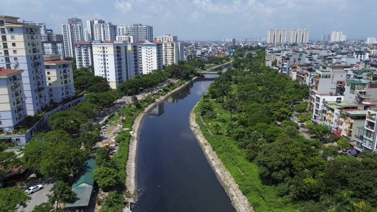 Sông Tô Lịch dài 13,4 km, điểm đầu từ mương Nghĩa Đô (Hoàng Quốc Việt), điểm cuối thoát ra sông Nhuệ qua đập Thanh Liệt, hoặc ra sông Hồng qua trạm bơm Yên Sở công suất 90 m3/s. Vốn là chi lưu của sông Hồng, nhiều năm qua Tô Lịch bị ô nhiễm nặng do gián đoạn nguồn bổ cập, chủ yếu nhận nước thải, nước mưa và một phần từ Hồ Tây.