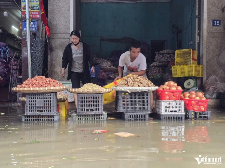 Việc buôn bán ở chợ Vinh bị gián đoạn do mưa bão gây ra.