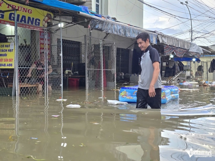 Tiểu thương dùng phao để di dời tài sản trong chợ.