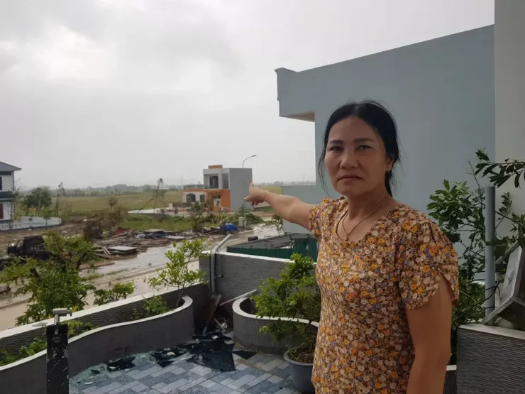 Bà Lê Thị Tuyên kể lại giây phút kinh hoàng khi phát hiện chiếc xe của gia đình biến mất không dấu tích sau trận lốc xoáy ở Thanh Hóa. Ảnh: ĐT