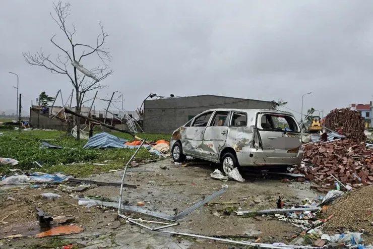 Hình ảnh chiếc xe của gia đình anh Dũng bị lốc cuốn bay.