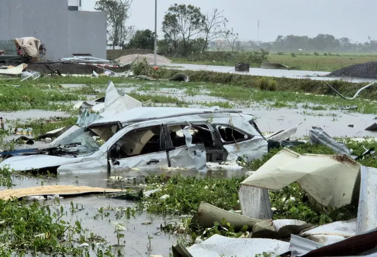 Chiếc xe của gia đình bà Tuyên phát hiện dưới ruộng bị vò nát, biến dạng cách vị trí ban đầu gần 300m. Ảnh: ĐT
