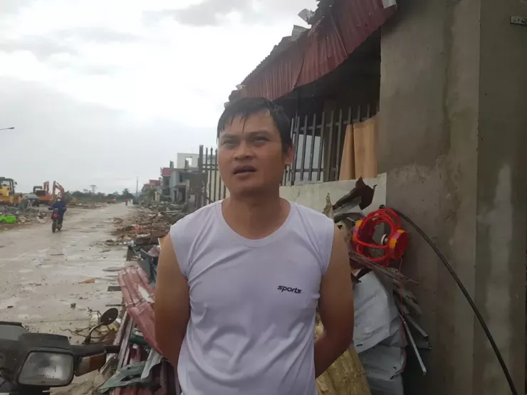 Anh Đặng Minh Dũng chủ nhân của chiếc xe ô tô 7 chỗ bị lốc xoáy cuốn cách vị trí ban đầu gần 100m