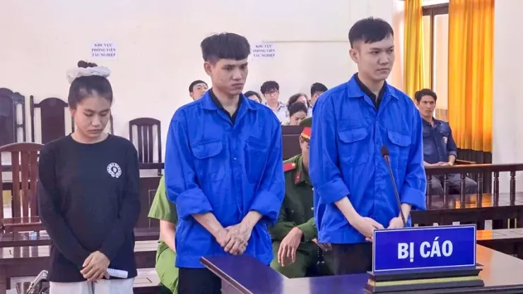 Từ trái qua: Các bị cáo Trần Ngọc Thảo, Võ Minh Thành và Phan Thành Thuận tại tòa. Ảnh: VĂN VŨ