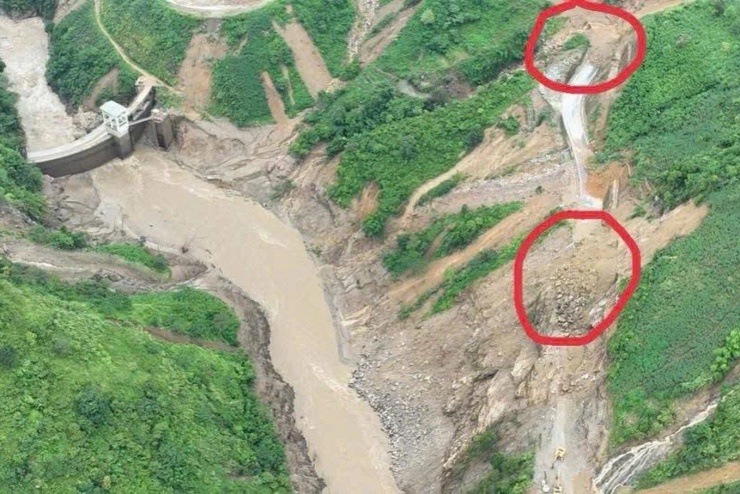 Hai điểm sạt lở trên quốc lộ 279. Ảnh: Công an xã Văn Bàn.